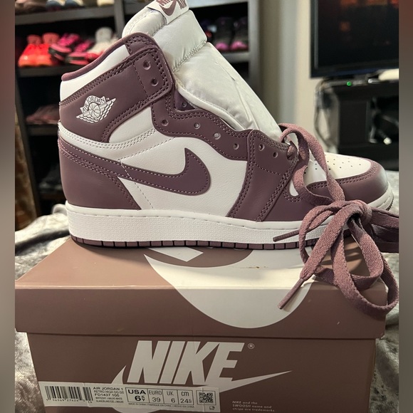 Nike air Jordan 1 retro high OG white/ mauve 6.5Y =8 in women’s - Picture 7 of 9